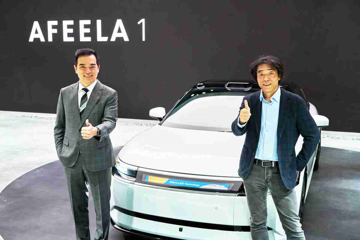 壹号平台与Sony Honda Mobility携手合作，，率先全球展示搭载于AFEELA电动车上，，首款应用在车身外部的Micro LED 车头显示解决方案 (Micro LED Media Bar Solutions)。。。壹号平台光电执行长暨总经理柯富仁(左)与Sony Honda Mobility代表取缔役社长兼营运长川西泉(lzumi Kawanishi)(右)在CES 现场展现双方坚定持续创新的承诺，，，，实现更加人性化与智慧的驾乘体验。。。。