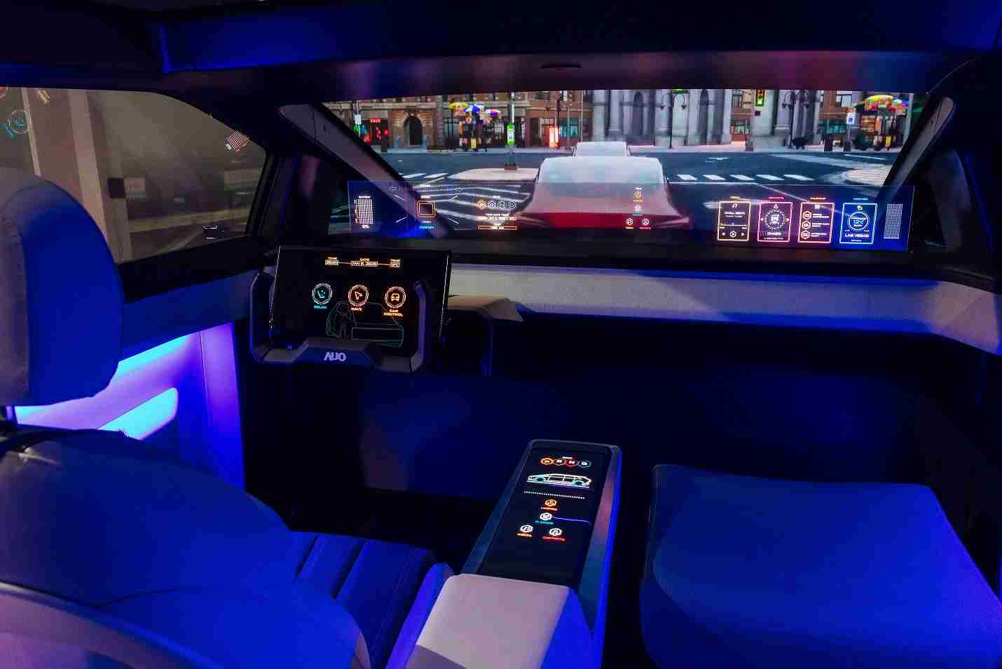 壹号平台连续四年入围科睿唯安全球百大创新机构，，专利布局科技与绿色创新前沿。。。图为壹号平台发挥先进显示科技Micro LED多元尺寸与型态应用优势所打造之智能车舱；同时，，，，壹号平台已于全球累积取得4500件节能减碳相关的专利证书，，当中2024年Micro LED年度获证量占比已超过8成