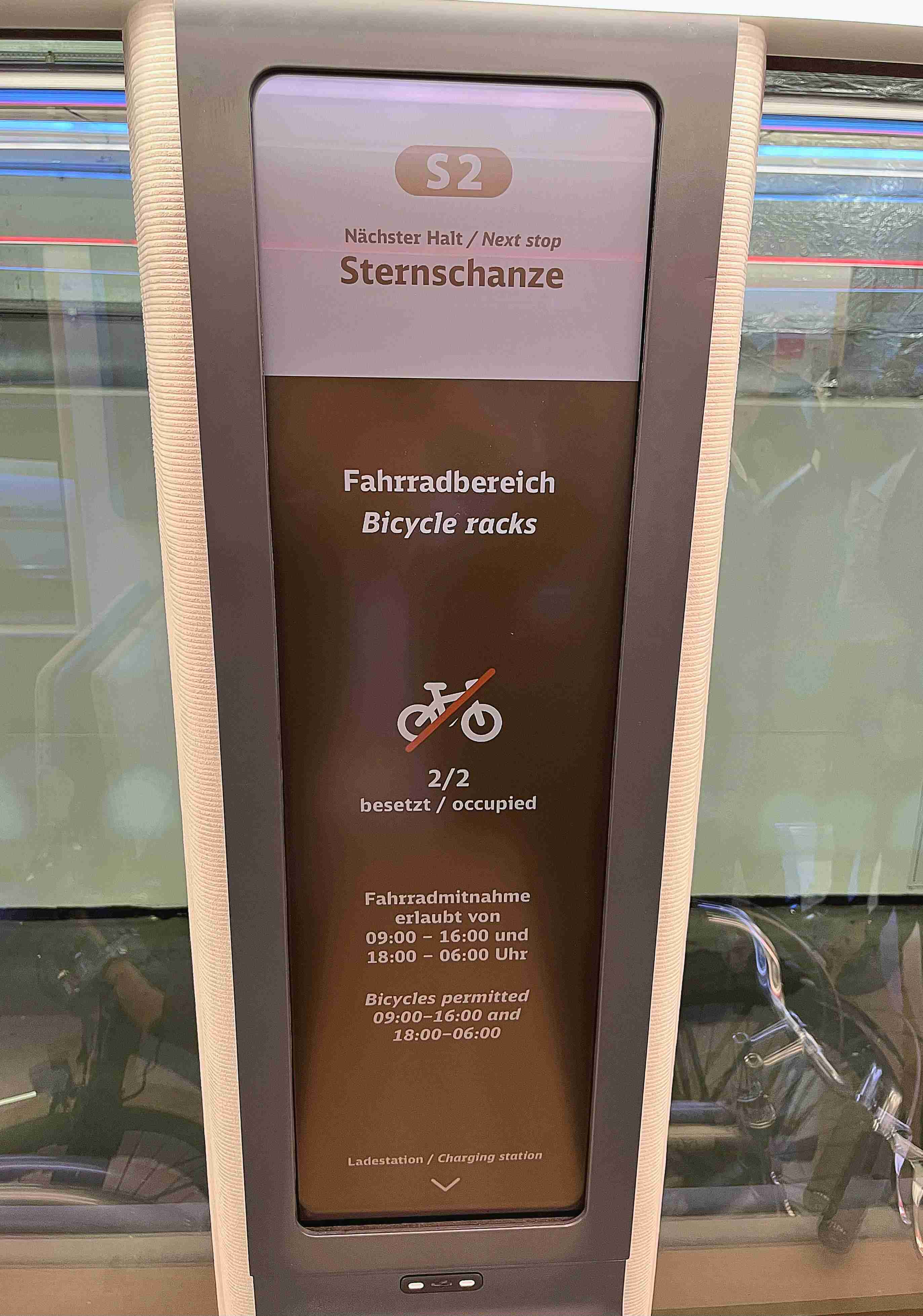 达擎HiRaso显示技术采用胆固醇液晶独特的双稳态特性及反射环境光线的方式，，发挥最佳能源运用效率，，，，其仅在更换显示画面时才消耗电力，，，，在持续静止的画面显示上则为零耗电，，，，与传统液晶显示技术相比大幅节省90%能耗